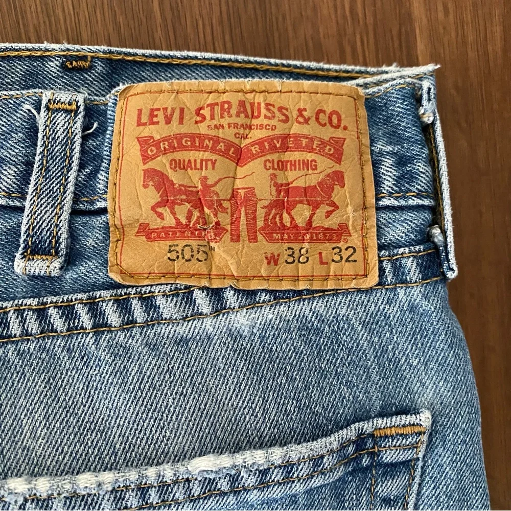 Levi’s Jeans 505 Light Blue Distressed size 38 X 32 casual‎